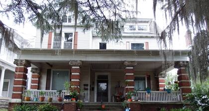 Well Equipped Clean Comfy Downtown APT with Parking