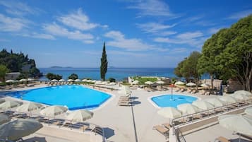 Una piscina cubierta, una piscina al aire libre