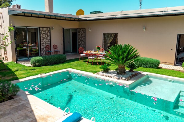 حمّام سباحة خارجي