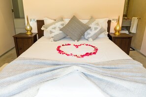 3 عدّة غرف نوم ومكواة/لوح كي وواي فاي مجانًا وملاءات أسرّة