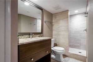 Bathtub, jetted bath, hair dryer, towels - Gullwing Beach Resort 602 (Fort Myers Beach)
