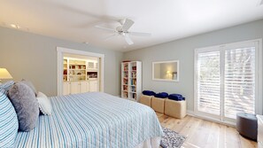4 bedrooms, iron/ironing board, Internet, bed sheets - Light and Bright home on the 11 mile lagoon system. (Hilton Head)