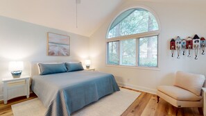 4 bedrooms, iron/ironing board, internet, bed sheets - Light and Bright home on the 11 mile lagoon system. (Hilton Head)