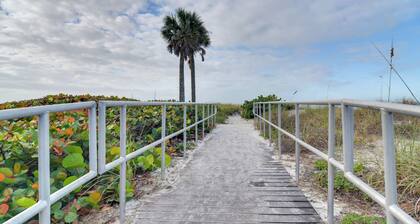 Walk to Madeira Beach: Family Resort Condo