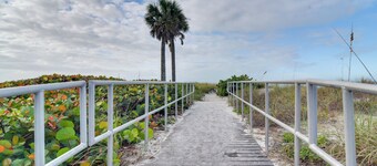 Walk to Madeira Beach: Family Resort Condo