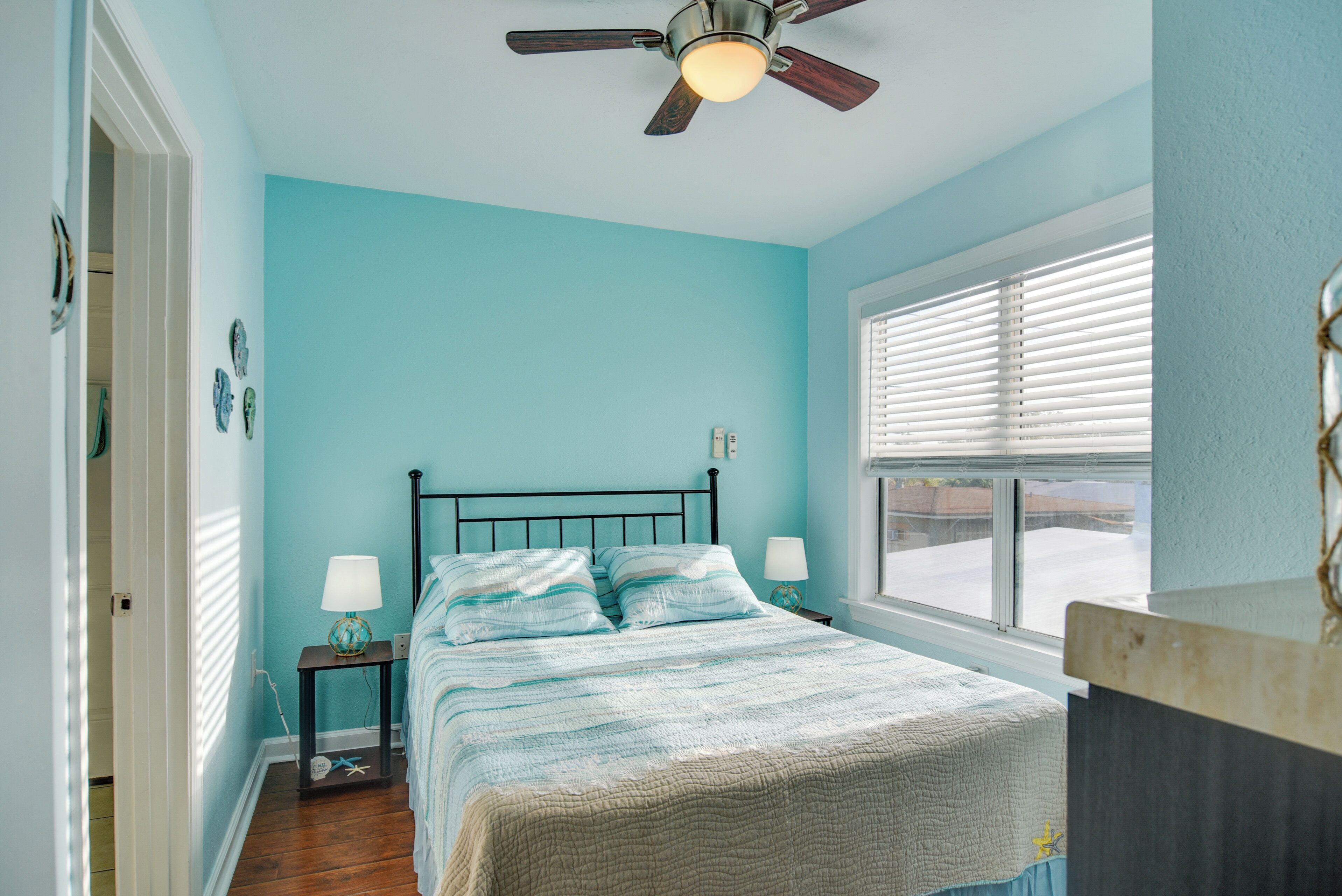1 bedroom, desk, internet, bed sheets