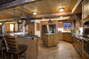 Fridge, microwave, oven, stovetop - Totem House (Crested Butte)