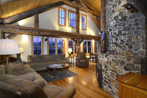 Totem House / Luxury 6 Bed Lodge in town. Steps from Coal Creek, Walk to it All!