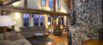 Totem House / Luxury 6 Bed Lodge in town. Steps from Coal Creek, Walk to it All!