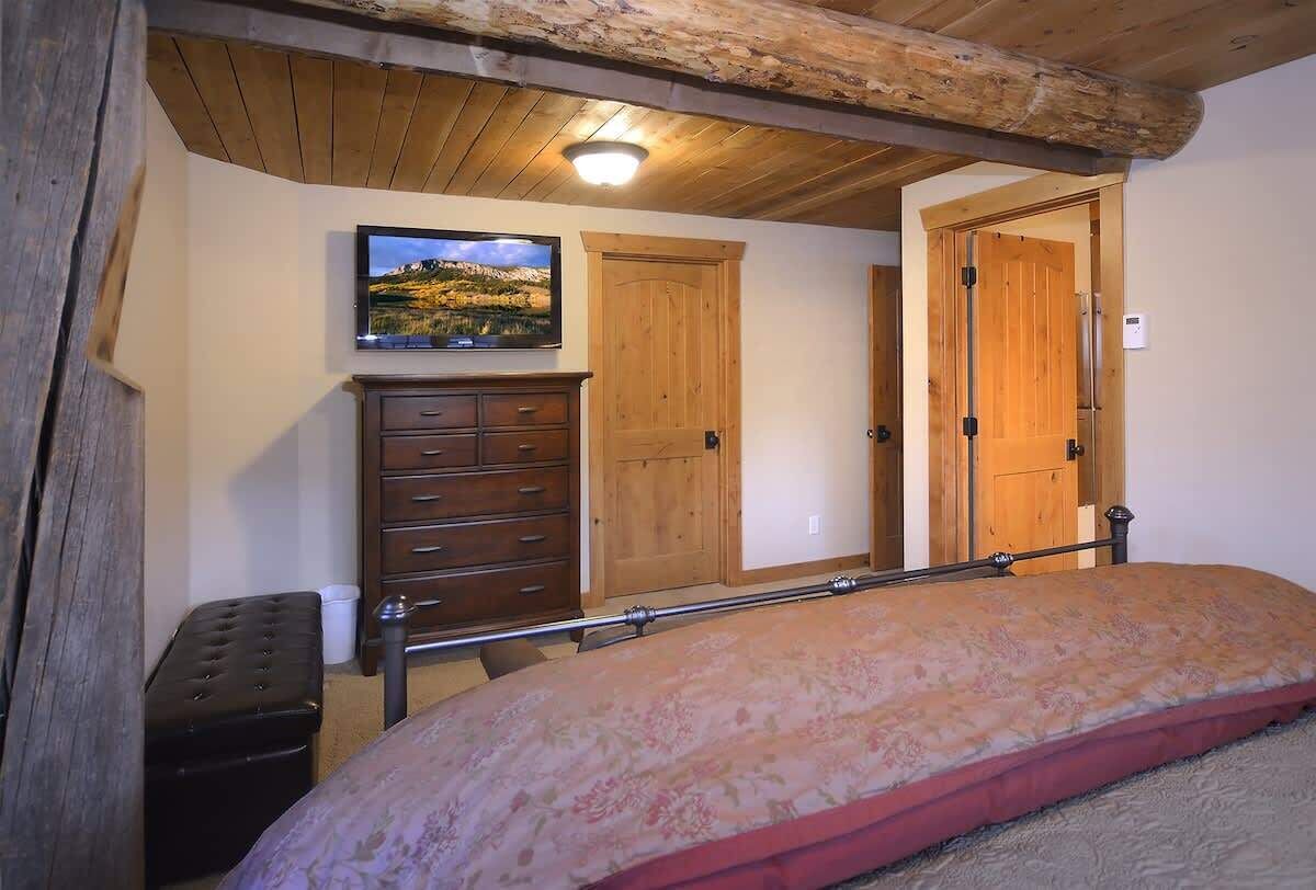 6 bedrooms, iron/ironing board, WiFi, bed sheets