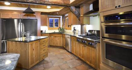Totem House / Luxury 6 Bed Lodge in town. Steps from Coal Creek, Walk to it All!