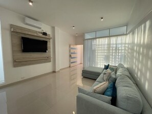 Smart-TV, Netflix, Streaming-Dienste, Stereoanlage