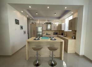 Kühlschrank, Mikrowelle, Herdplatte, Wasserkocher mit Kaffee-/Teezubehör