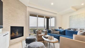 Smart TV, fireplace, stereo