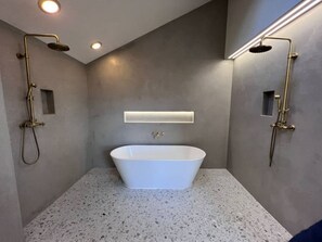 Shower, hair dryer, towels - Sky View: Heated Pool & Hot Tub, 5 Acres (Santa Rosa)