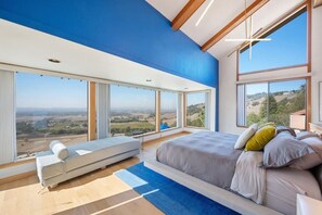 4 soverom, skrivebord, strykejern/-brett og reiseseng for barn