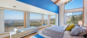 Sky View: Heated Pool & Hot Tub, 5 Acres