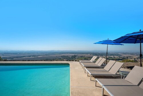 Sky View: Heated Pool & Hot Tub, 5 Acres