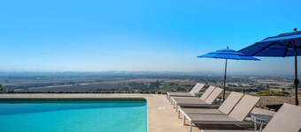 Sky View: Heated Pool & Hot Tub, 5 Acres