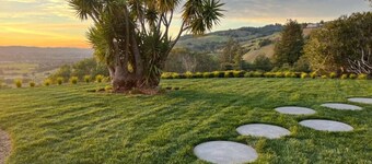 Sky View: Heated Pool & Hot Tub, 5 Acres