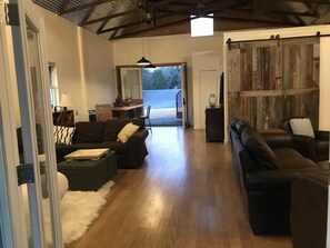 تلفزيون، مدفأة، تنس طاولة