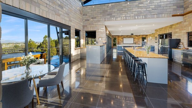 Una cocina moderna con una isla grande, un comedor con vistas y un diseño espacioso.