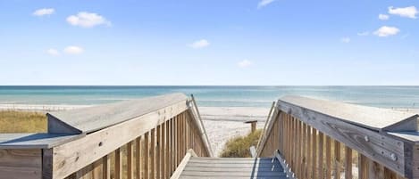 På stranden