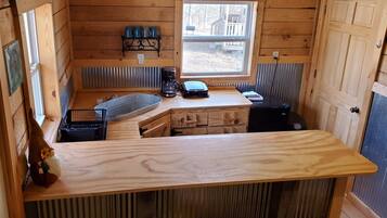 Réfrigérateur, cafetière-théière, bouilloire électrique, grille-pain