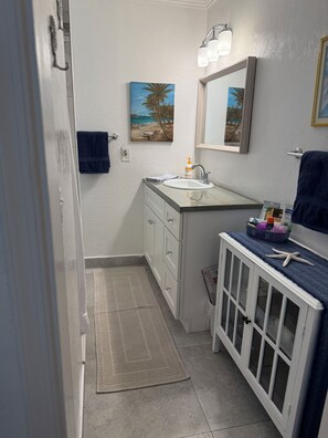 Ducha, secador de pelo, toallas y jabón