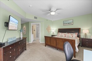 3 bedrooms, free WiFi, bed sheets - Updated, Large Condo Retreat Close to Beach and Fun On-Site Amenities! (New Smyrna Beach)