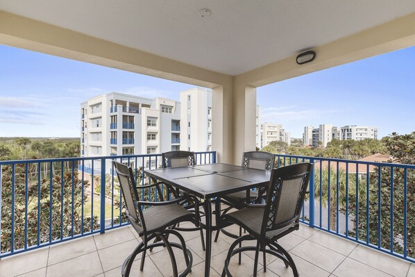 Outdoor dining - Updated, Large Condo Retreat Close to Beach and Fun On-Site Amenities! (New Smyrna Beach)