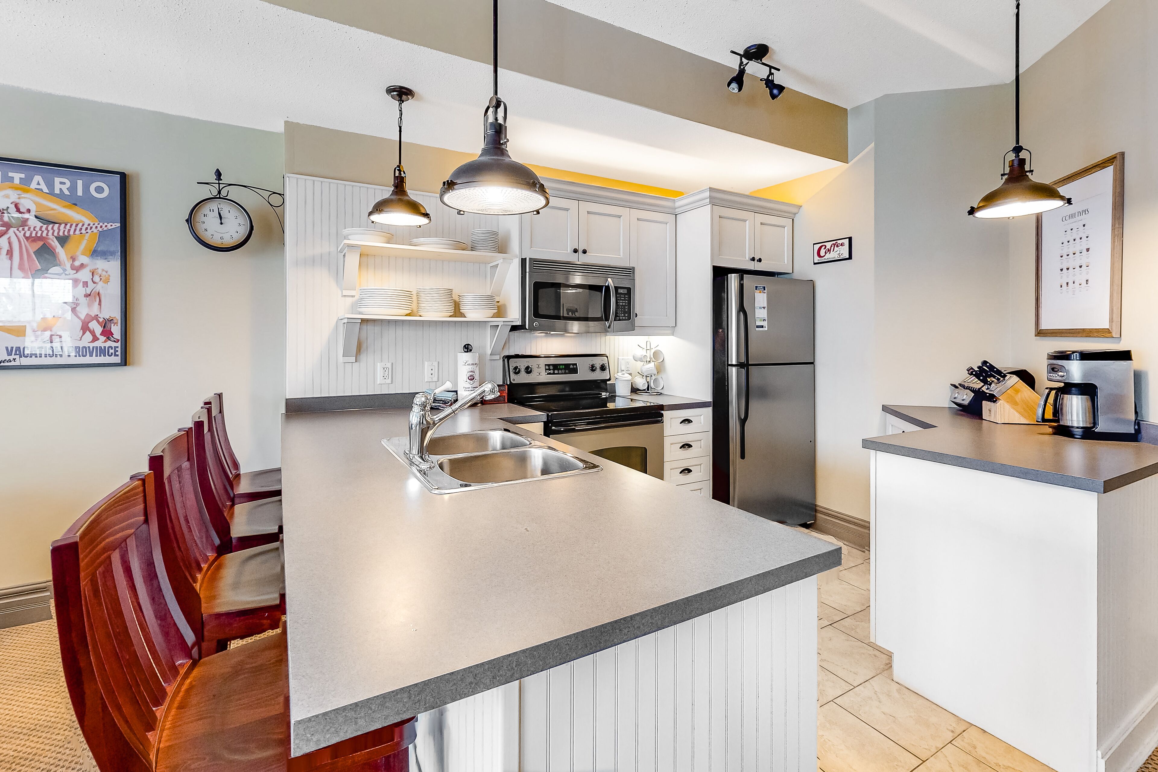 Refrigerador, microondas, horno y parrilla de estufa 