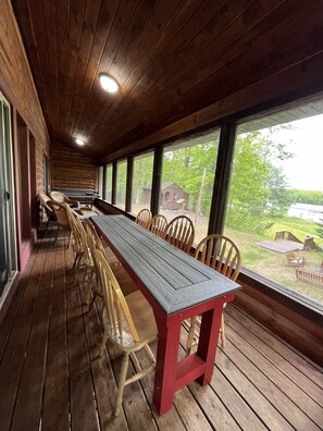 Outdoor dining - Private Lake Sissabagama house retreat (Stone Lake)