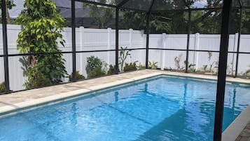 Alberca al aire libre y alberca climatizada