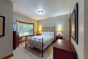 2 bedrooms, iron/ironing board, WiFi, bed sheets - Ground floor, comfortable dog-friendly condo w/ high-speed WiFi & shared pool (The Blue Mountains)