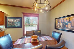 Dining - Ground floor, comfortable dog-friendly condo w/ high-speed WiFi & shared pool (The Blue Mountains)