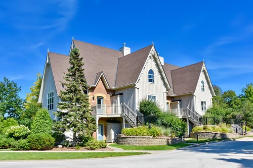 Ground floor, comfortable dog-friendly condo w/ high-speed WiFi & shared pool