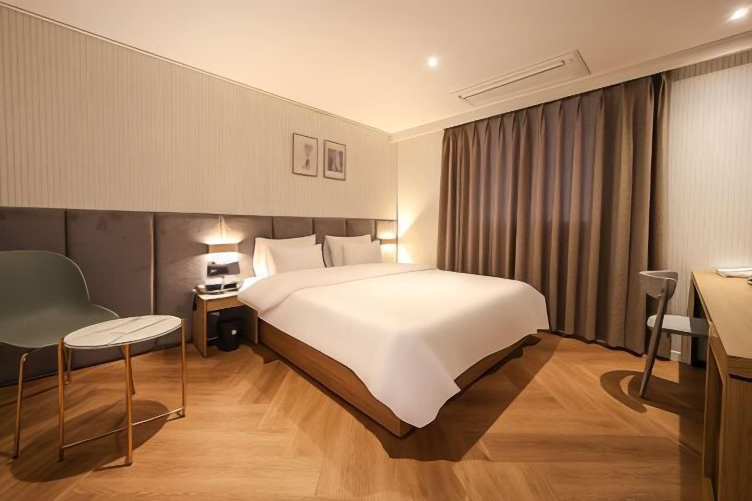 1 phòng ngủ, bàn, khu vực làm việc phù hợp cho laptop, màn/rèm cản sáng 