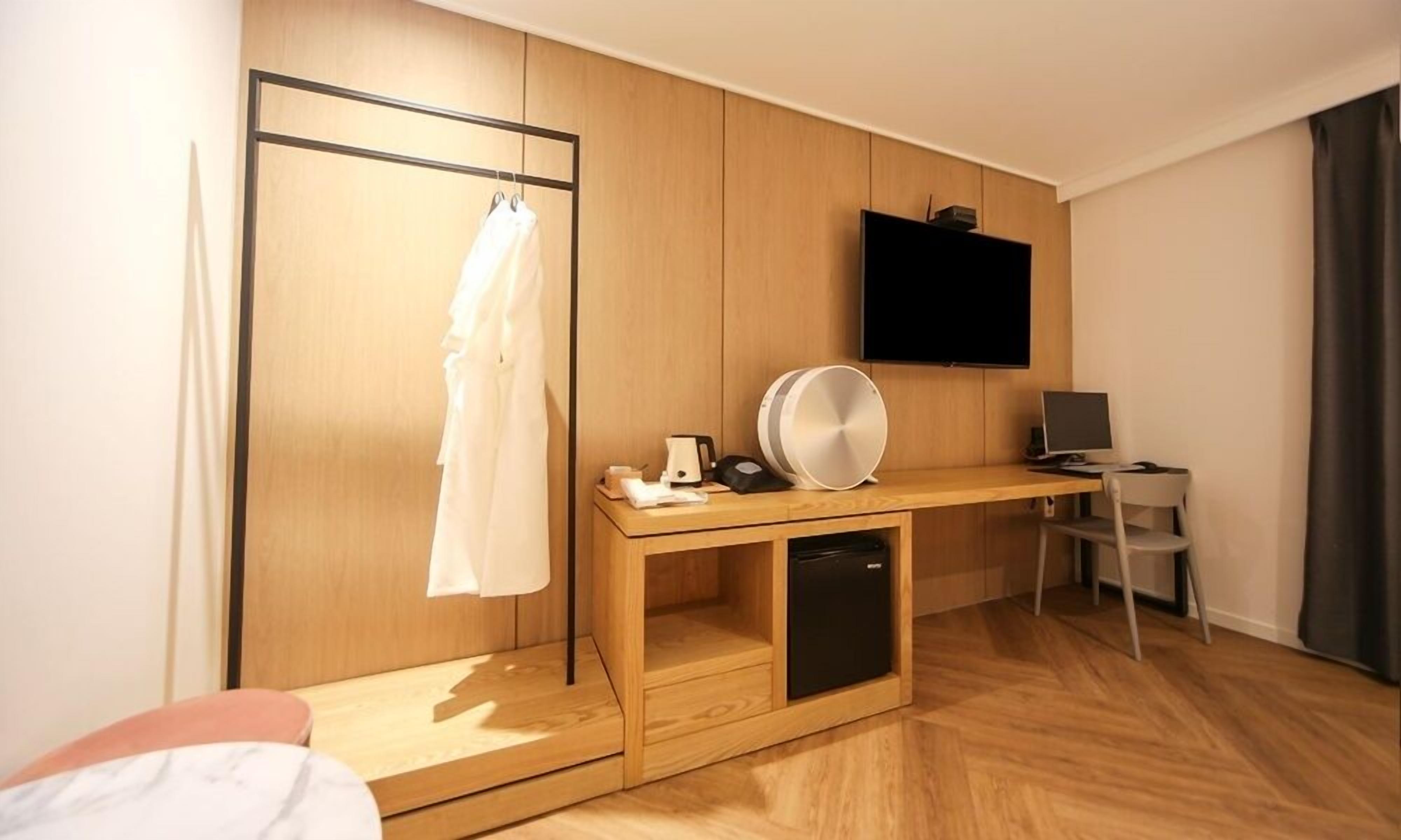 deluxe half ocean | desk, laptop workspace, blackout curtains, soundproofing