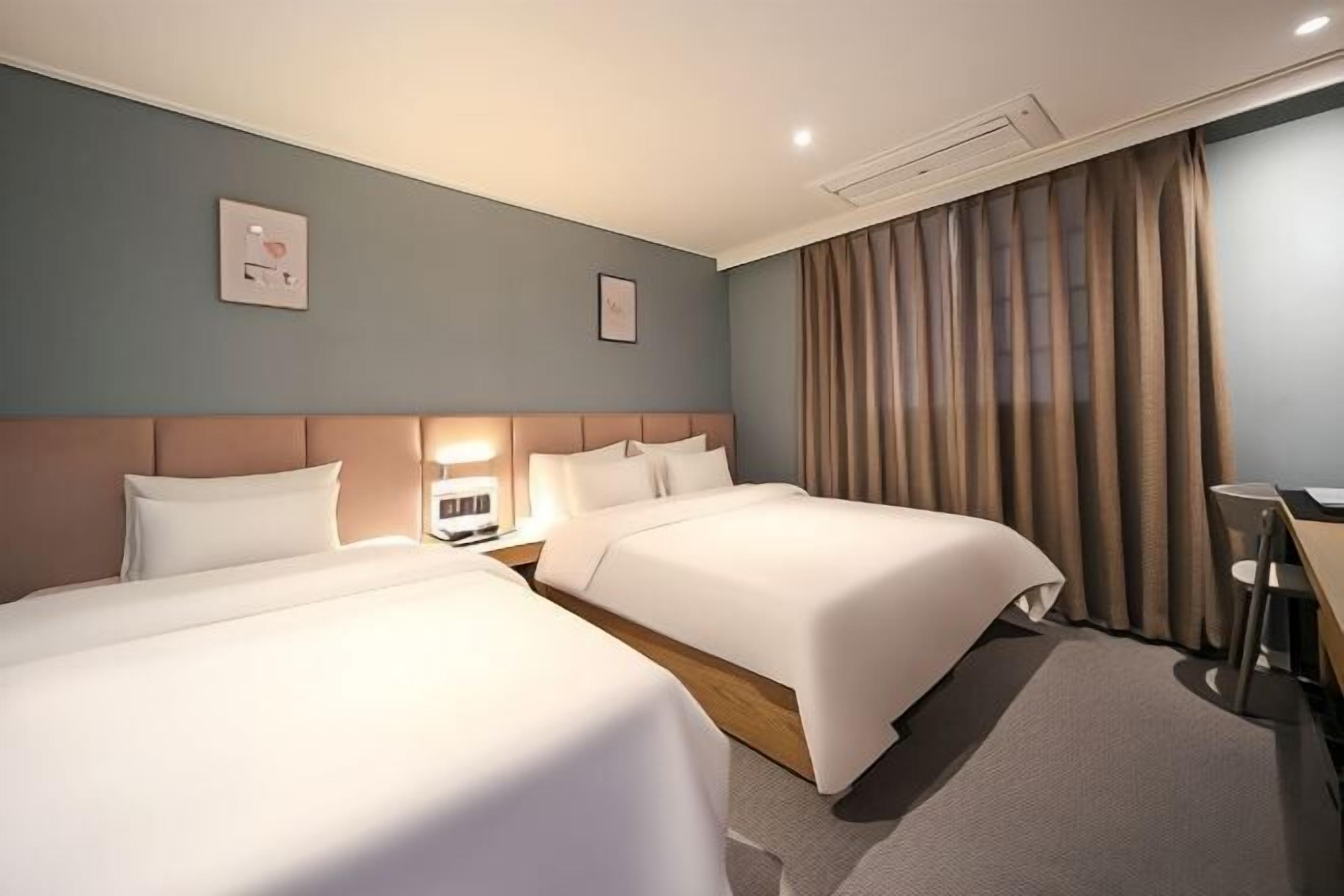 1 phòng ngủ, bàn, khu vực làm việc phù hợp cho laptop, màn/rèm cản sáng 