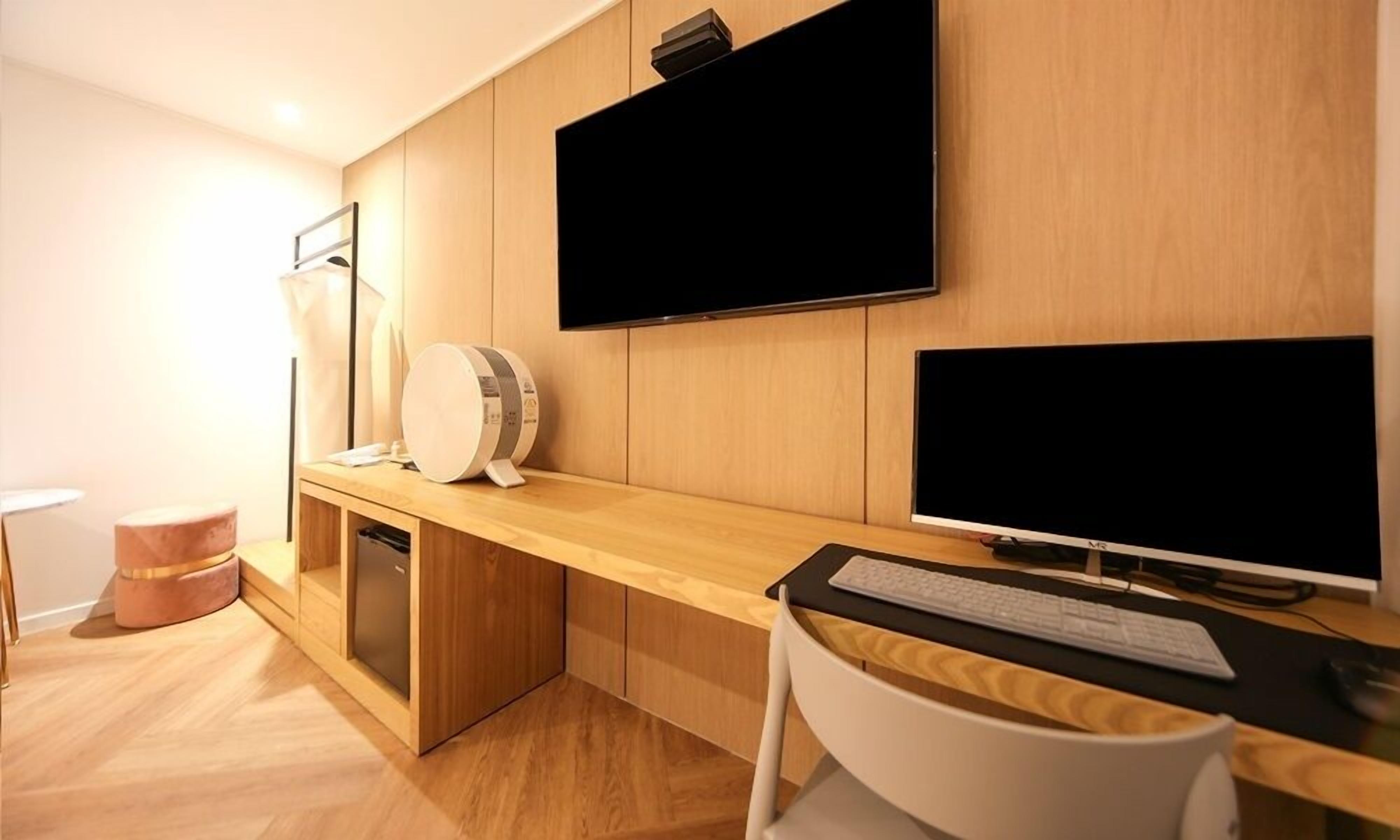 deluxe half ocean | desk, laptop workspace, blackout curtains, soundproofing