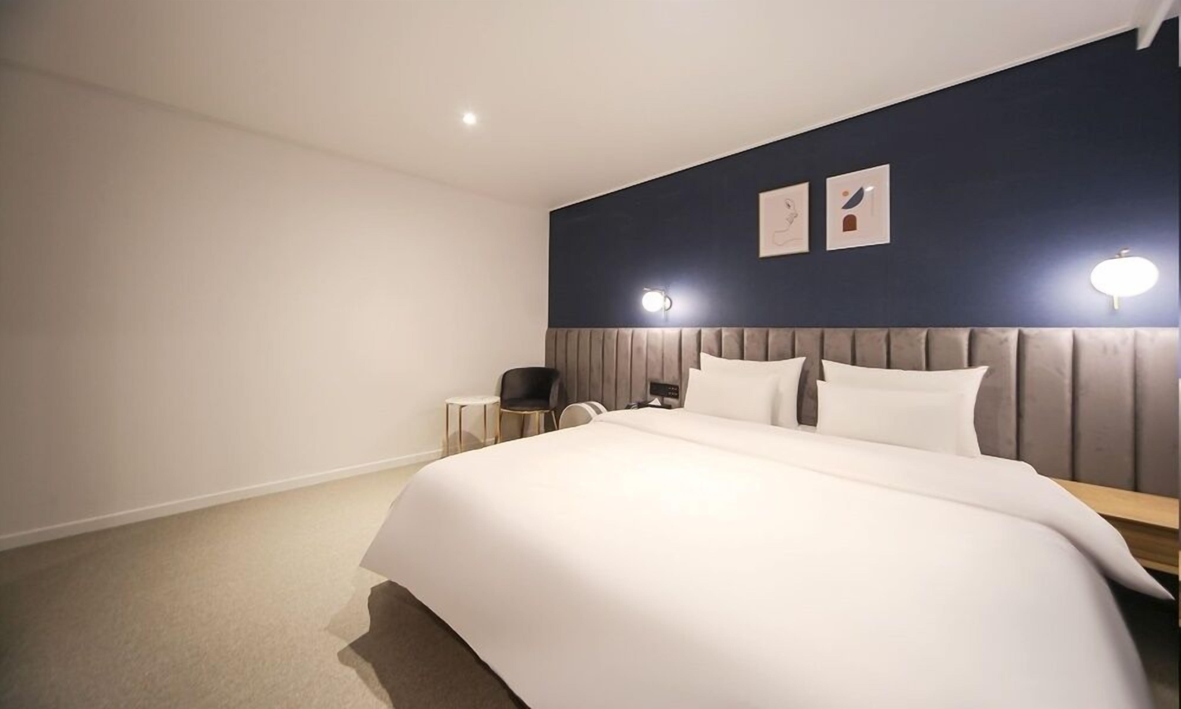 deluxe half ocean | desk, laptop workspace, blackout curtains, soundproofing