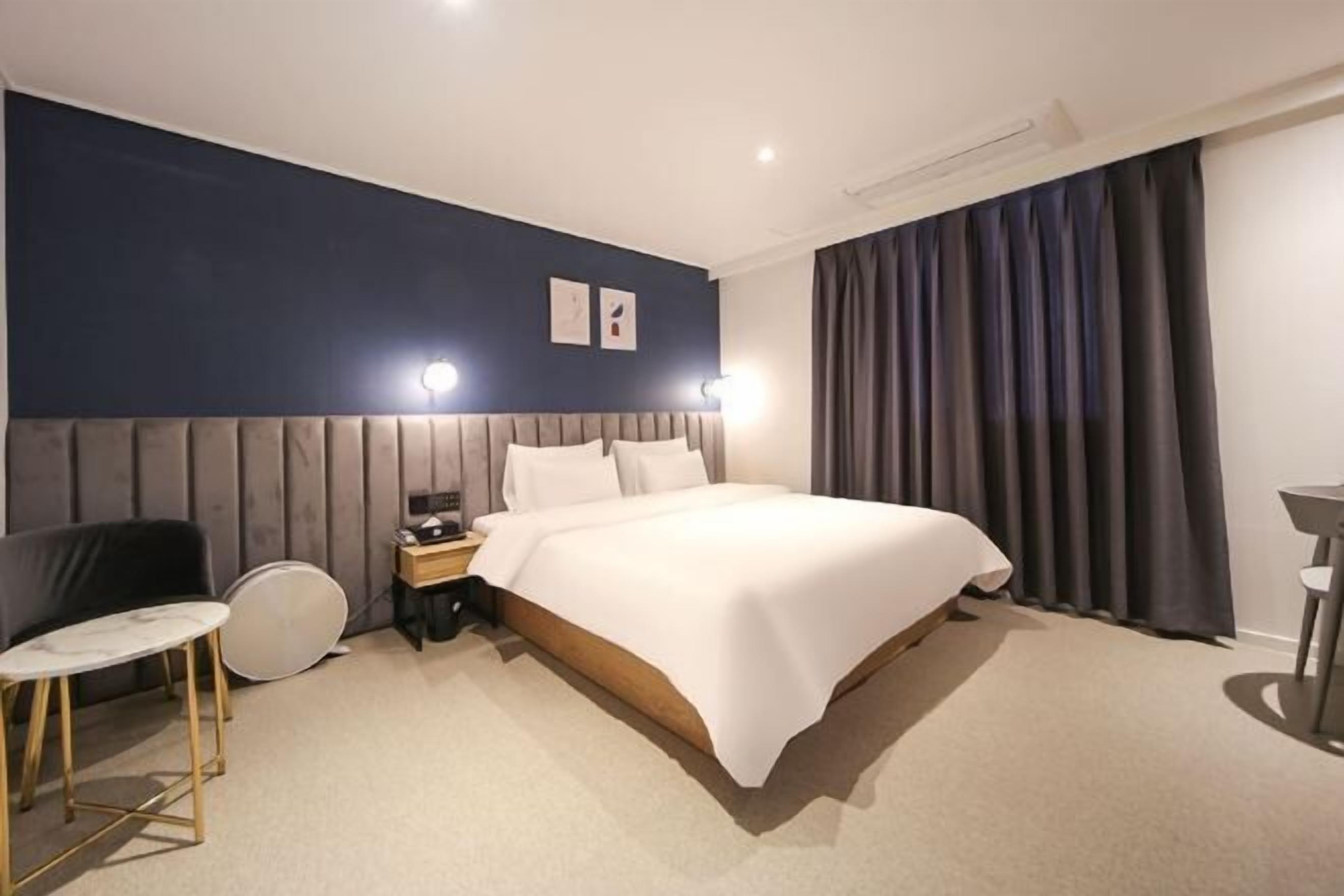 1 phòng ngủ, bàn, khu vực làm việc phù hợp cho laptop, màn/rèm cản sáng 