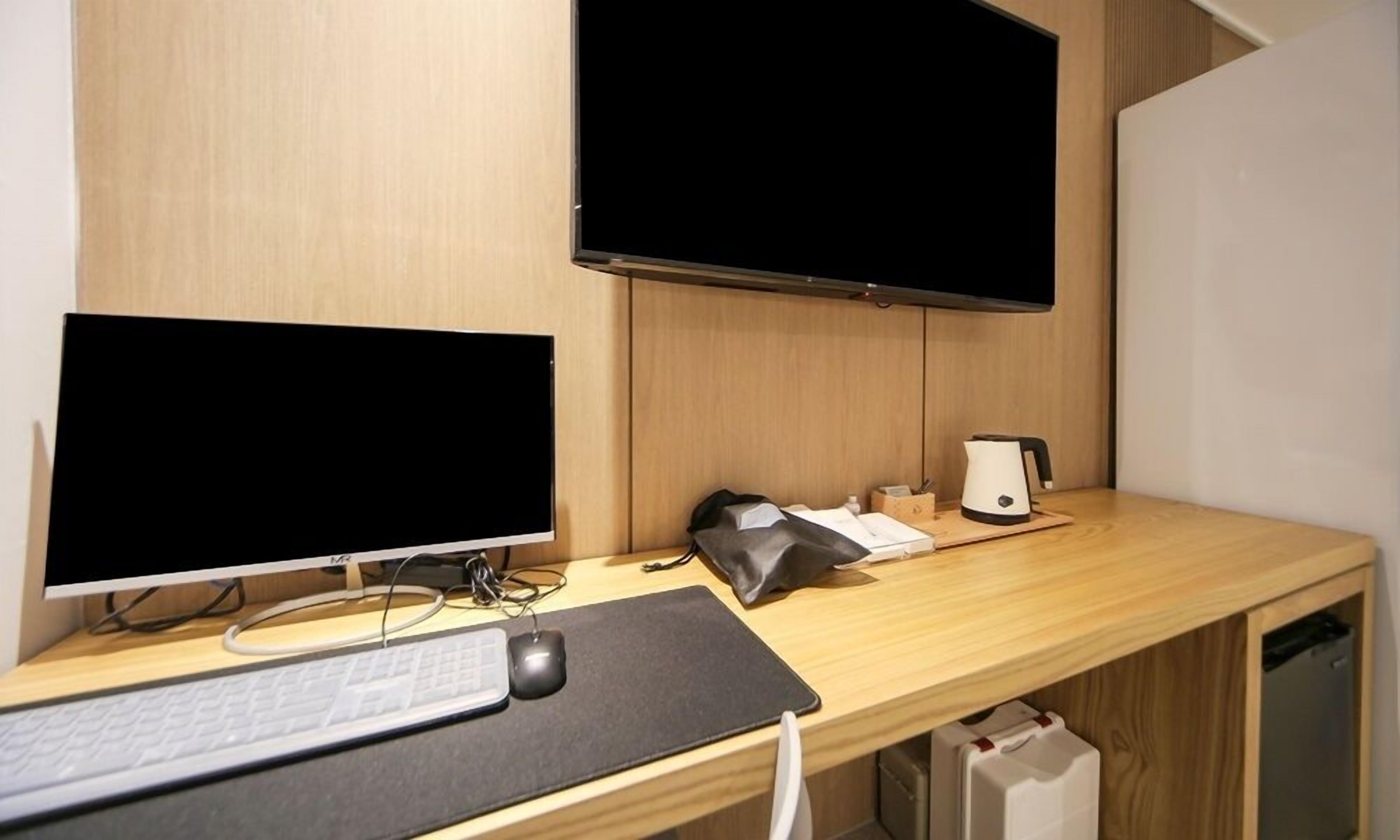 deluxe half ocean | desk, laptop workspace, blackout curtains, soundproofing