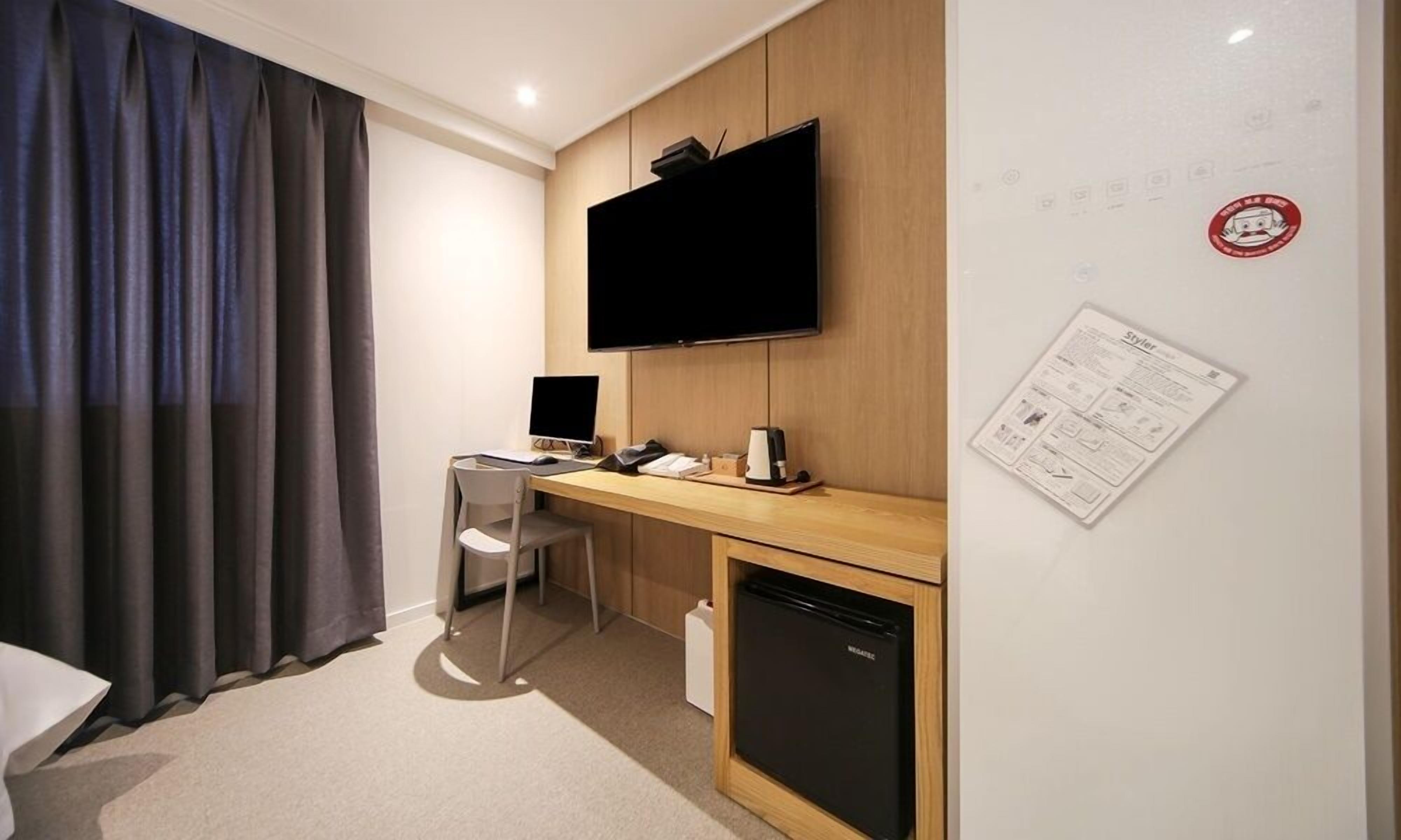 deluxe half ocean | desk, laptop workspace, blackout curtains, soundproofing