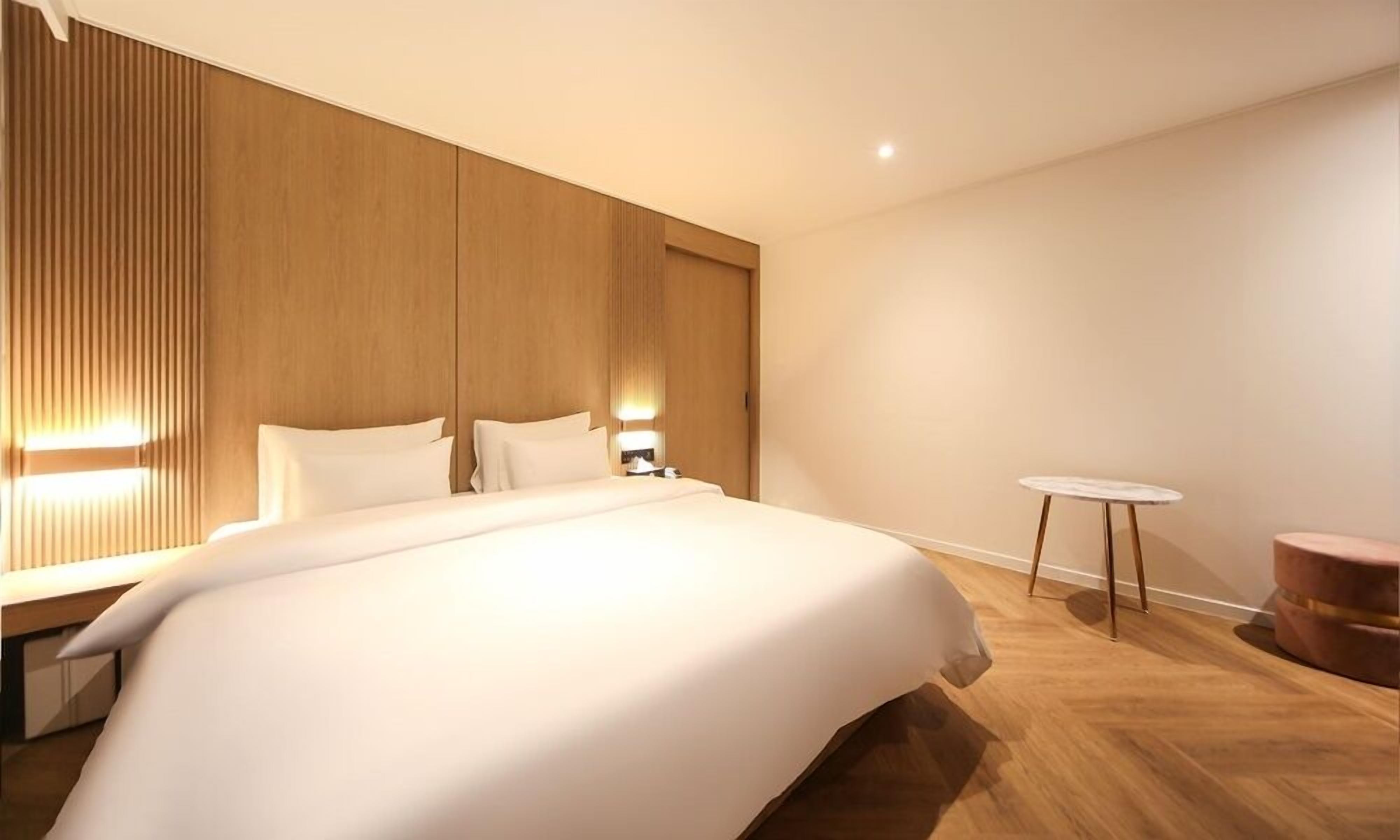 deluxe half ocean | desk, laptop workspace, blackout curtains, soundproofing