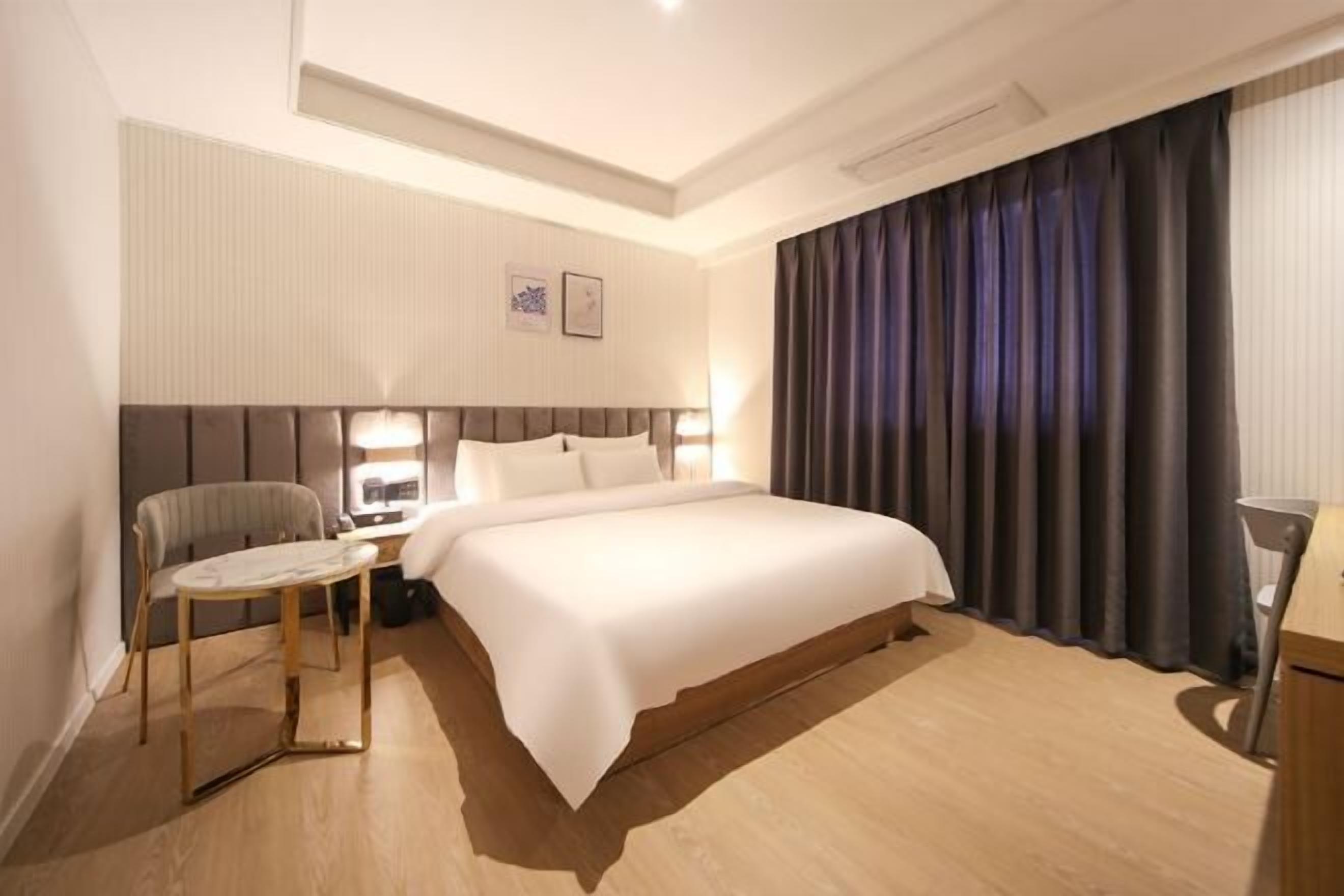 1 phòng ngủ, bàn, khu vực làm việc phù hợp cho laptop, màn/rèm cản sáng 