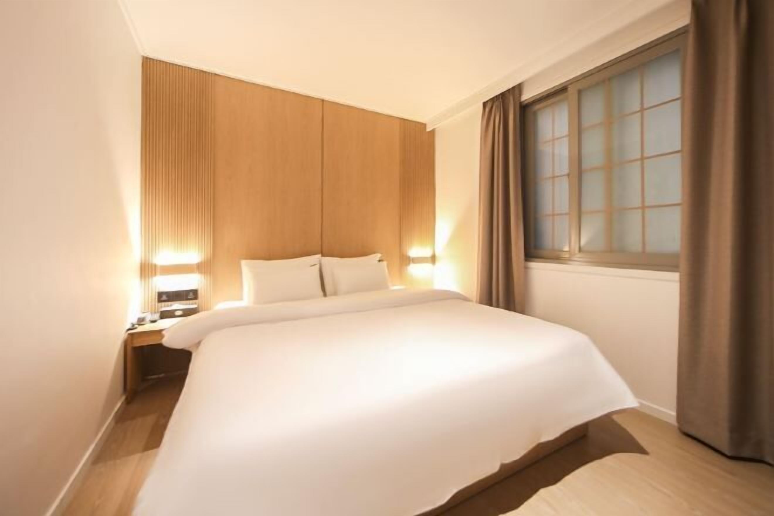 1 phòng ngủ, bàn, khu vực làm việc phù hợp cho laptop, màn/rèm cản sáng 