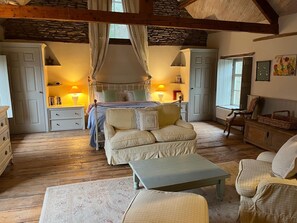 6 bedrooms, iron/ironing board, WiFi, bed sheets