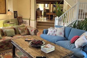 TV, fireplace, stereo - The Hillis Farmhouse - 6 Bed - Sleeps 11 - Pets (Brecon)